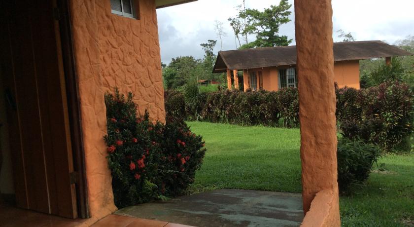 Cabinas Los Guayabos Hotell La Fortuna Rum bild