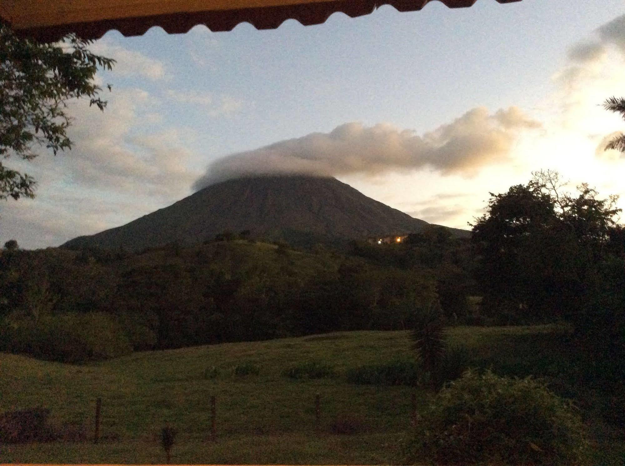 Cabinas Los Guayabos Hotell La Fortuna Exteriör bild